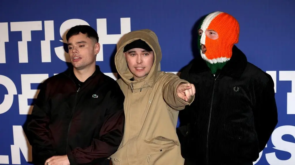 Raper Liam O'Hanna (w środku)