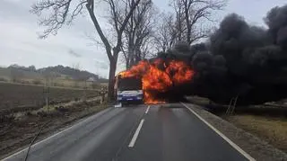 Pożar autobusu na drodze między Kamienną Górą a Szarocinem