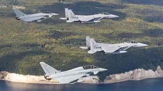 Dwa japońskie F-15 i dwa eurofightery lecą w formacji u wybrzeży Morza Bałtyckiego