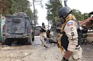 Haiti. Policja patroluje teren po ataku uzbrojonej grupy 