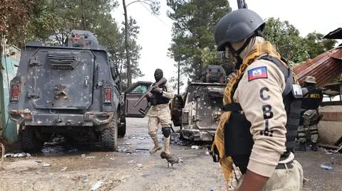 Haiti. Policja patroluje teren po ataku uzbrojonej grupy w Kenscoff, 4 sierpnia 2025 r.