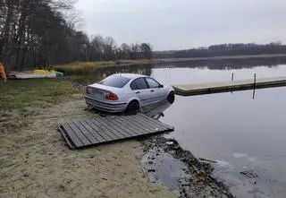 Driftował na plaży, utknął w wodzie. Słono zapłaci