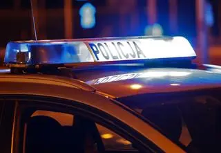 Ciało kobiety na drodze ekspresowej