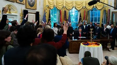 Prezydent USA Donald Trump w Gabinecie Owalnym
