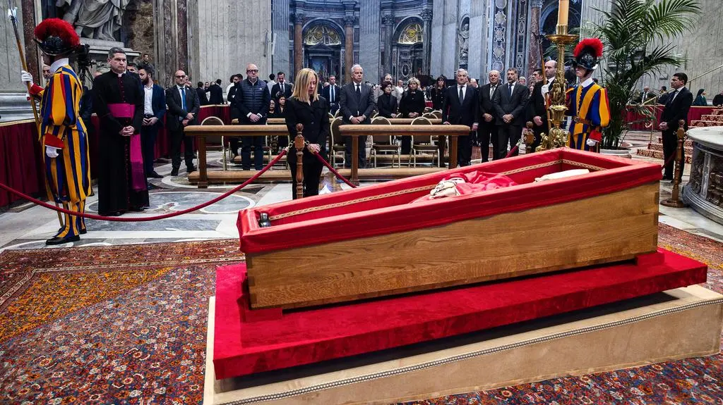 Premier Włoch Giorgia Meloni oddaje hołd zmarłemu papieżowi Franciszkowi (23.04)