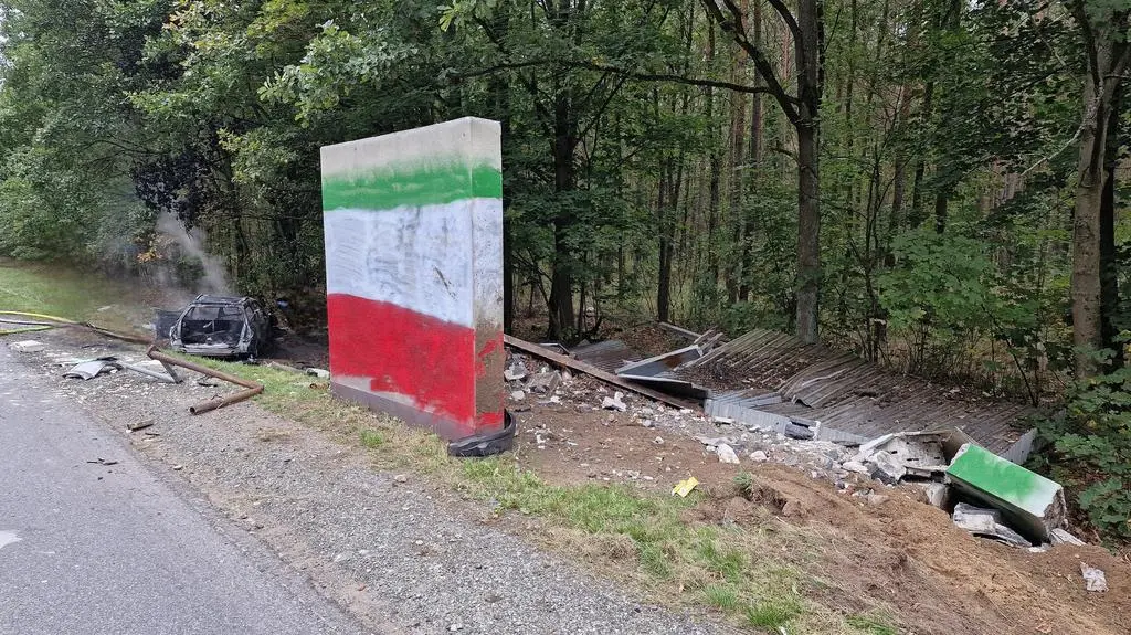Auto uderzyło w przystanek na DK25