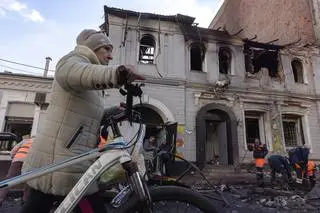 Zniszczenia po rosyjskim ataku na przedszkole