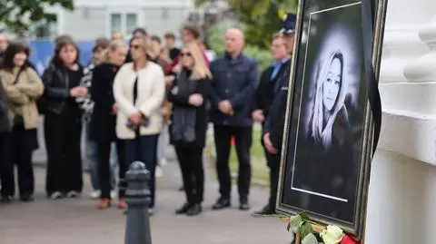 Uczczenie minutą ciszy na terenie Kampusu Głównego UW w Warszawie tragicznie zmarłej kobiety, 8 maja 2025 r.