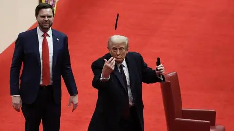 Donald Trump rozrzuca długopisy w pierwszym dniu sprawowania urzędu. Obok J.D. Vance