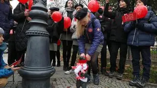 Jedna z rzeźb w Białymstoku ubrana została w czerwony szalik - to część kampanii "Dzieciństwo bez przemocy" 