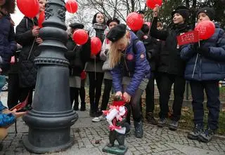 Lekarka ma zerkać na uszy, hotelarz pytać o dowód, sędzia zdjąć togę, a nauczycielka?