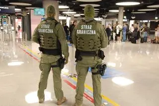 Polak deportowany z Wielkiej Brytanii. W tle napaść, broń, pobicie policjanta i 42 procesy