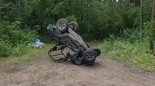 Buggy wywrócił się na łuku drogi