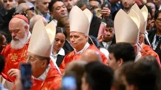 Kardynał Robert Francis Prevost w trakcie mszy w intencji wyboru papieża         