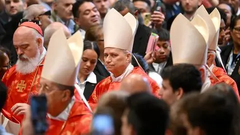 Kardynał Robert Francis Prevost w trakcie mszy w intencji wyboru papieża         