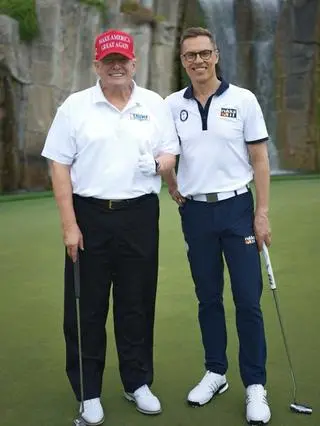 Alexander Stubb z Donaldem Trumpem na polu golfowym