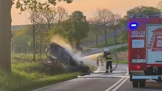 Strażacy gaszą płonący samochód