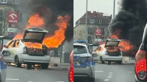 Taksówka z napędem hybrydowym stanęła w płomieniach. Na środku skrzyżowania