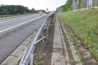 Samochód uderzył w barierę i dachował