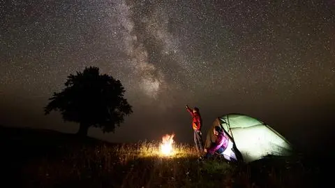 Pogodna noc, lato, biwakowanie