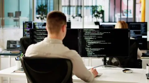 informatyk biuro komputer praca shutterstock_2440815441