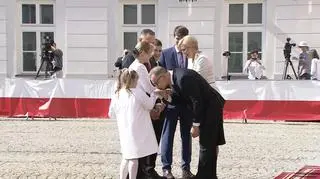 Duda całuje Kasię Nawrocką w dłoń. Zdecydowana reakcja dziewczynki