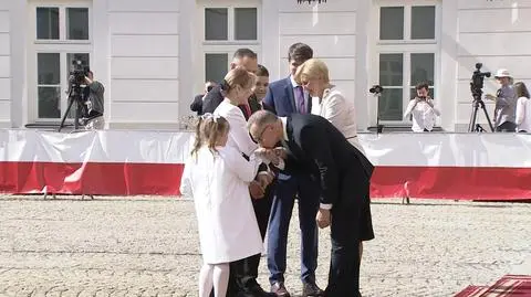 Przed Pałacem Prezydenckim