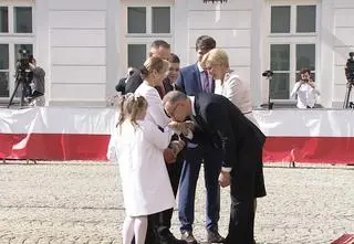 Duda całuje Kasię Nawrocką w dłoń. Zdecydowana reakcja dziewczynki