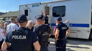 Działania policji na miejscu pożaru w Ząbkach