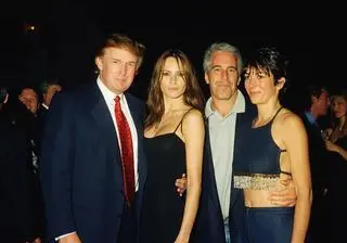 Donald Trump i jego ówczesna dziewczyna - przyszła żona - Melania Knauss oraz Jeffrey Epstein i jego partnerka Ghislaine Maxwell. Zdjęcie wykonano w klubie Mar-a-Lago w Palm Beach na Florydzie 12 lutego 2000 roku