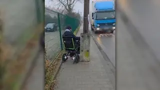 Słup na środku chodnika utrudnia poruszanie się osobom na wózkach