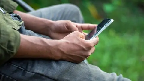 smartfon shutterstock_2682186257