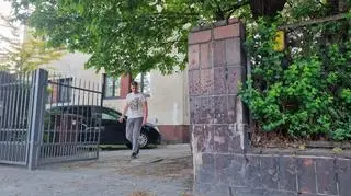 Jan Pieczyński przed swoim domem przy ul. Grunwaldzkiej