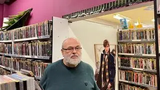 Wojciech Gebert w słynnym pomieszczeniu dla dorosłych. Nad wejściem widać pozostałości kotary z taśmy filmowej