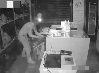 Mężczyzna odpowie za obrabowanie salonu jubilerskiego