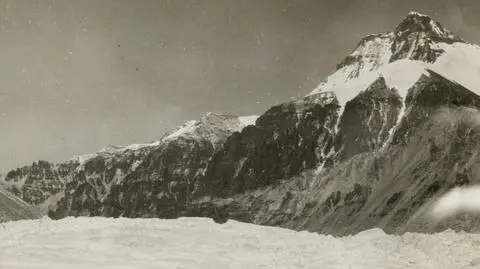 Świat znów żyje Mount Everestem. "Święty Graal himalaizmu wciąż poszukiwany"