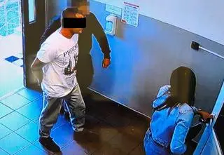 Pokłócili się o pieniądze, 40-latek po ciosie uderzył głową w krawężnik