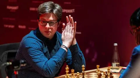 Chował się w toalecie z telefonami. Arcymistrz ukarany