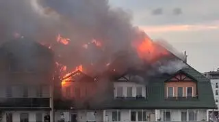 "Strasznie trudna akcja". Ogromny pożar dachu bloku w Ząbkach. Oglądaj TVN24 