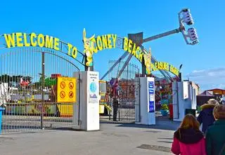 Kolejka górska wypadła z toru, kilkanaście osób rannych
