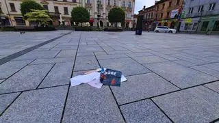 Zerwany plakat Rafała Trzaskowskiego
