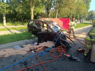 21-latka trzeba było wydobyć z auta przy użyciu narzędzi hydraulicznych