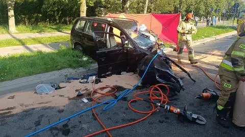 21-latka trzeba było wydobyć z auta przy użyciu narzędzi hydraulicznych