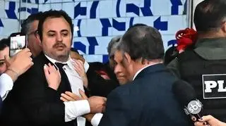 Jeden z posłów został siłą usunięty z sali za zakłócanie obrad