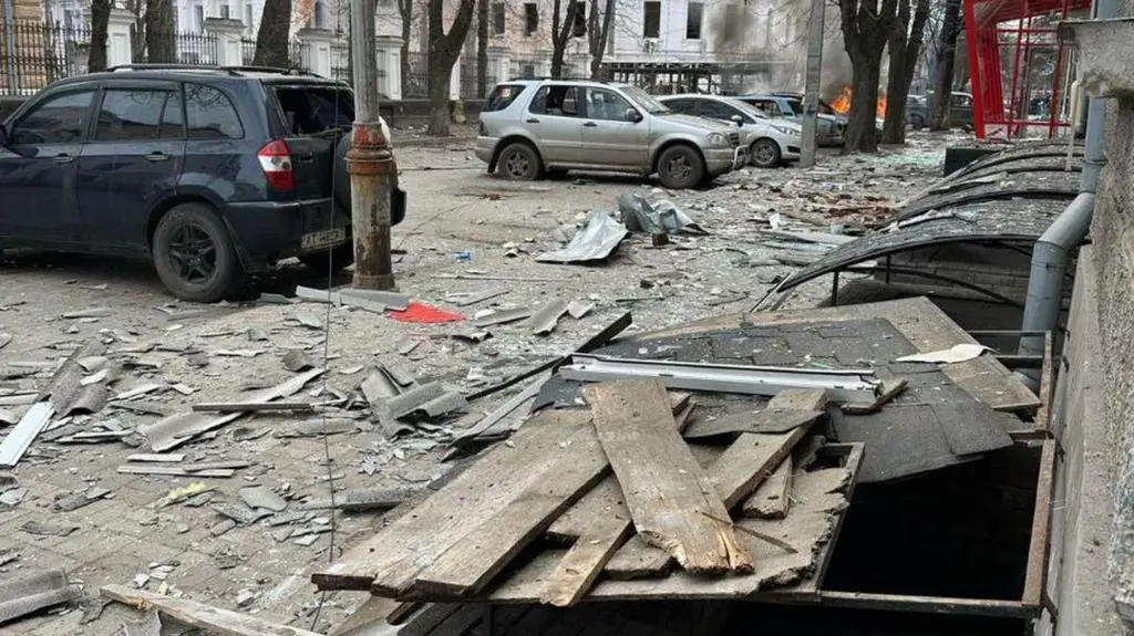 Miejsce uderzenia rosyjskiej rakiety w Sumach 