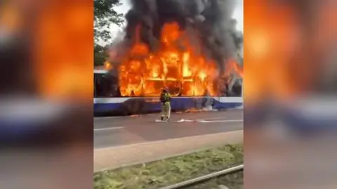 Autobus komunikacji miejskiej w Krakowie stanął w płomieniach