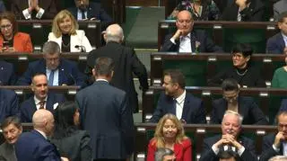 Jarosław Kaczyński opuszcza salę obrad Sejmu 