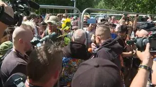 Moment otwarcia bramy festiwalu przez Jurka Owsiaka