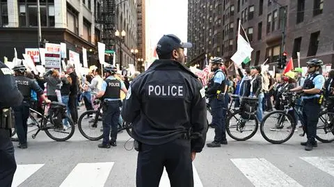 Policja w Chicago w trakcie protestu przeciwko wysłaniu Gwardii Narodowej do miasta