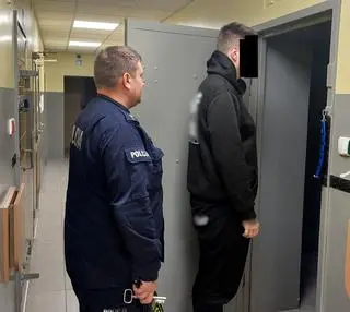21-latek został objęty dozorem policji